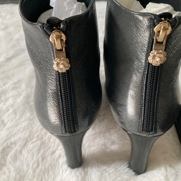 CHANEL BOOTS SIZE 37.5 - Picture 3 of 9
